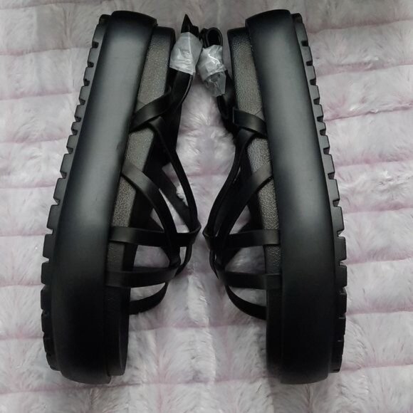 Pretty Little Thing NIB Black Chunky Crisscross Faux Leather Strap Sandals Size9 - Picture 2 of 10